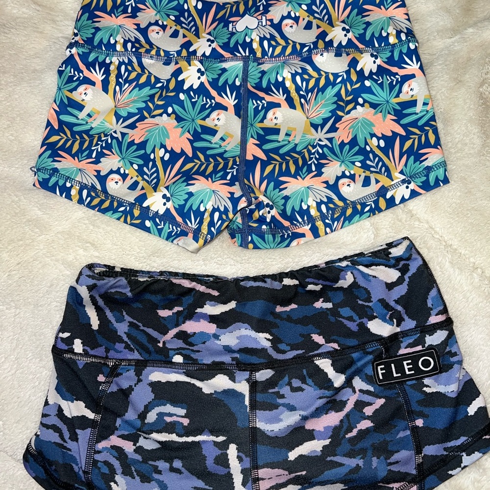 One pair of fleos 20$ used in good condition one pair of WOD bottom brand new 25